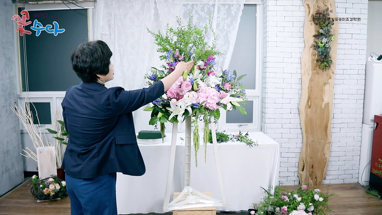 높게 표현하고 싶은 오브제 활용 성전 꽃꽂이