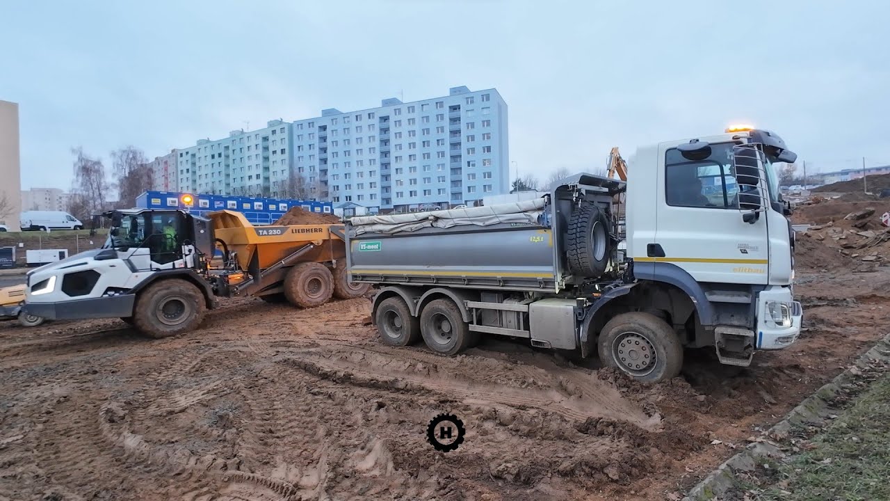 Tatra Phoenix s dumperem Liebherr na stavbě