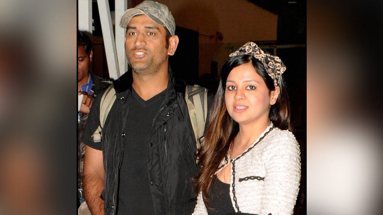 MS Dhoni wife Sakshi Dhoni booked in fraud case | Oneindia News