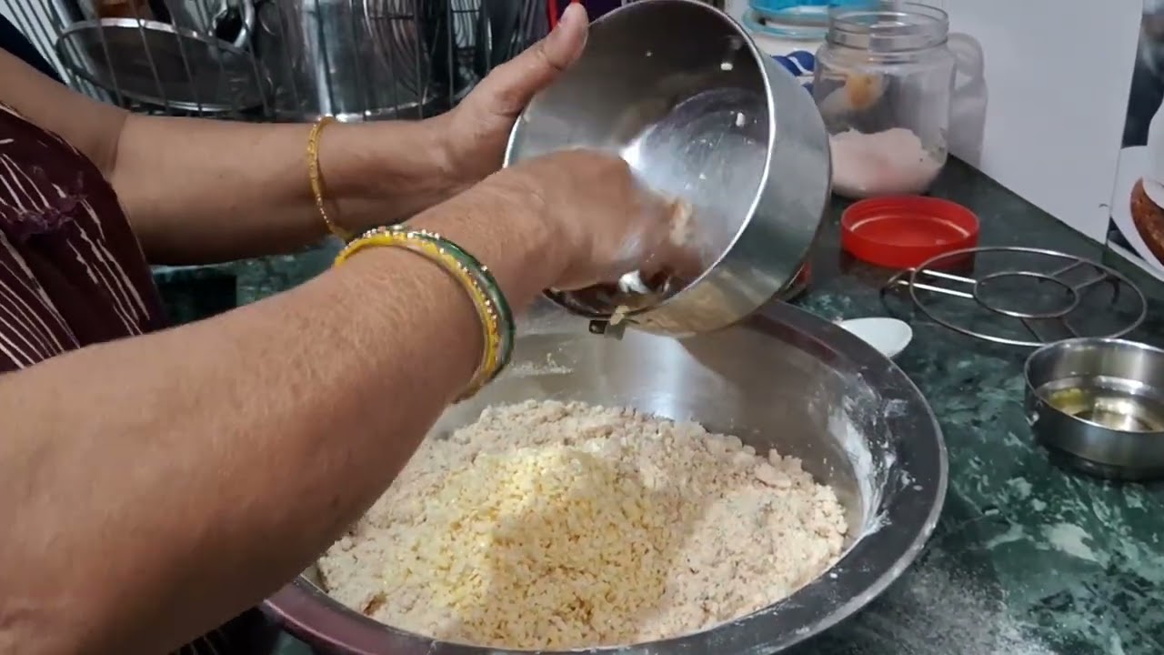 Aata aur moong daal se banaye paapdi