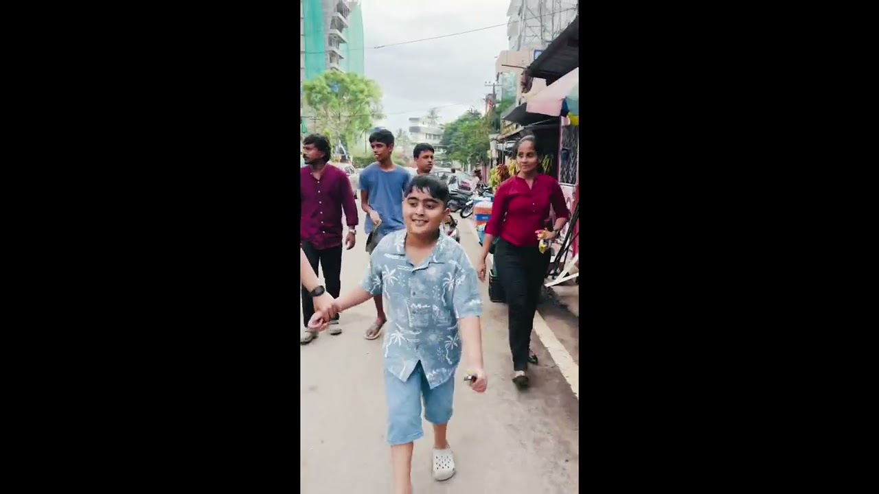 Juniors enjoy shopping from school. 