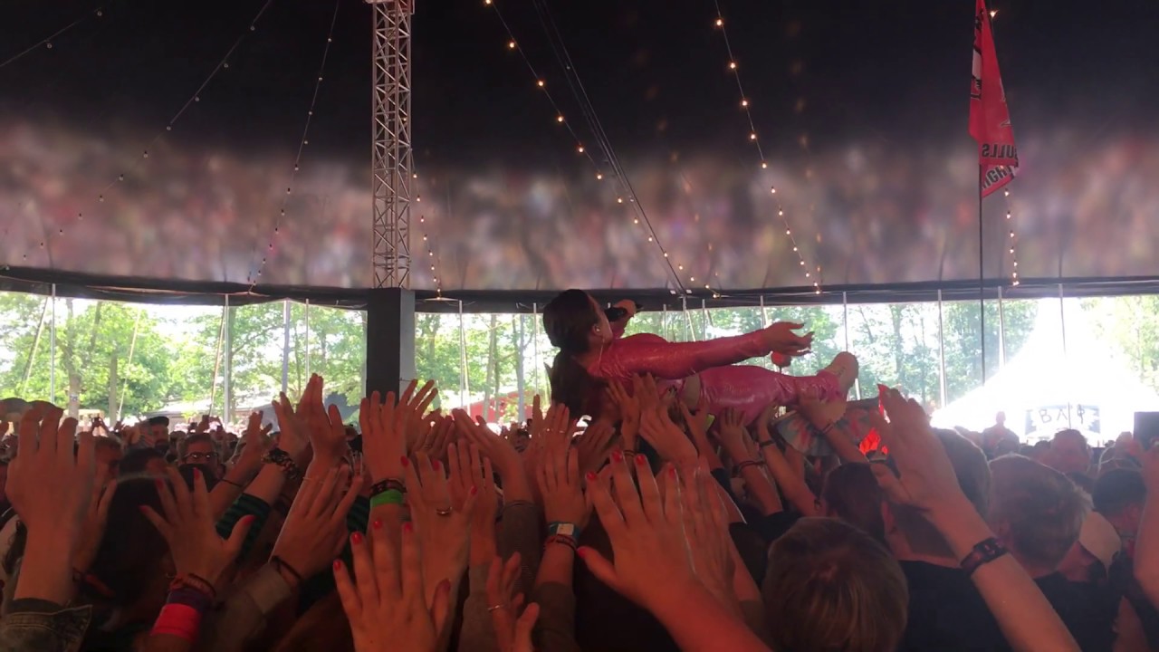 Jada 'Keep Cool' crowdsurfing @ Roskilde Festival