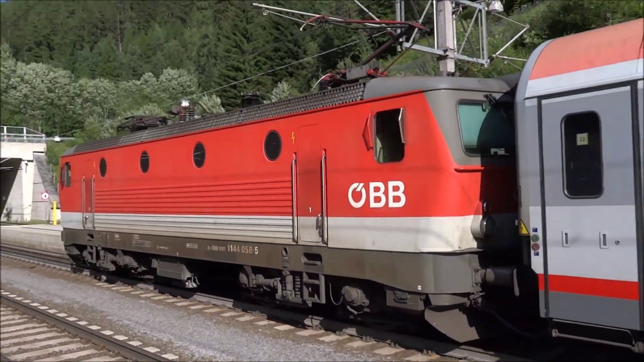 Züge am Sankt Anton am Arlberg Bahnhof