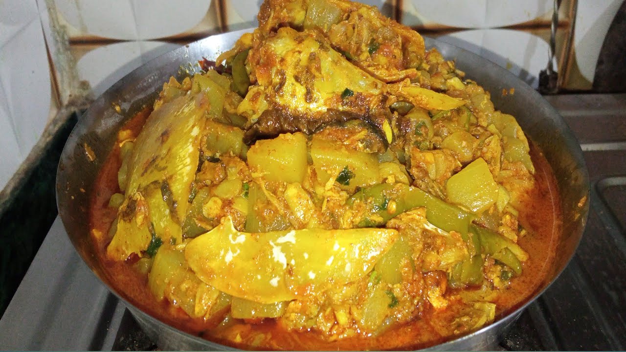 চিংড়ি মাছ দিয়ে লাউ ঘন্ট তো অনেকবার খেয়েছেন, একবার হলেও মাছের মাথা দিয়ে লাউ ঘন্ট খেয়ে দেখুন।। 