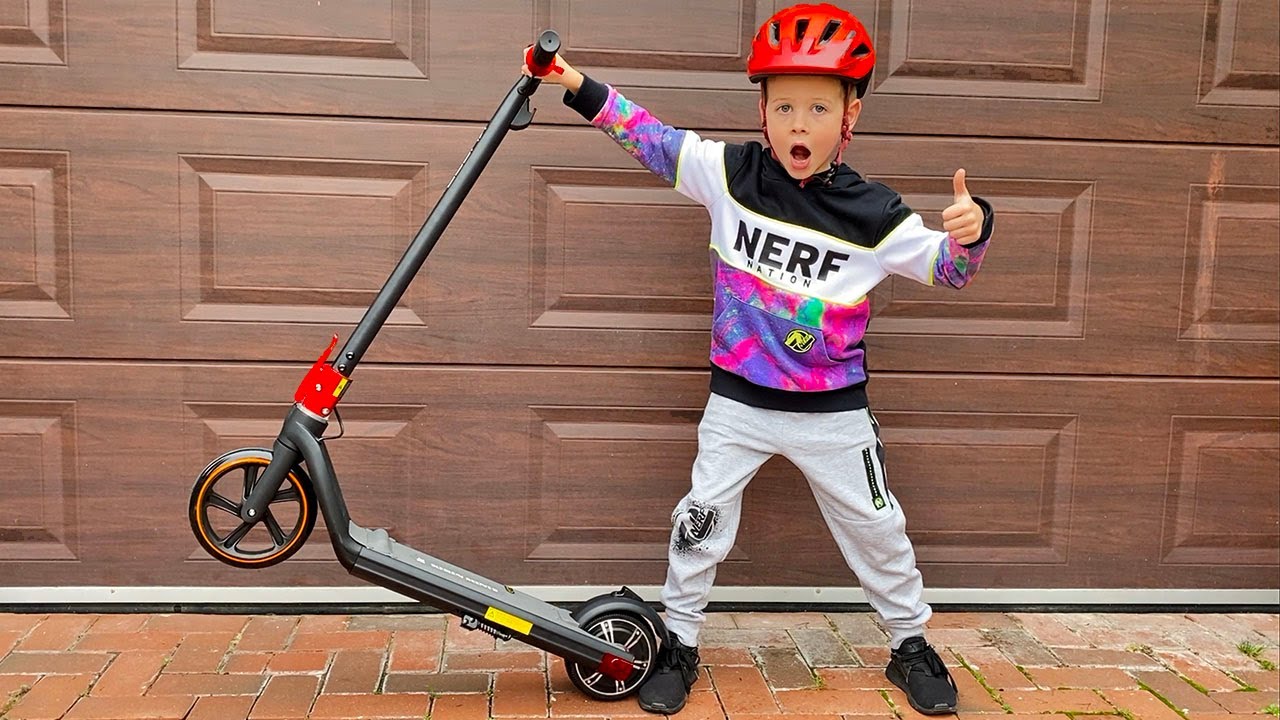 Thomas and Elis ride on new electric scooter - KUGOO KIRIN Mini 2