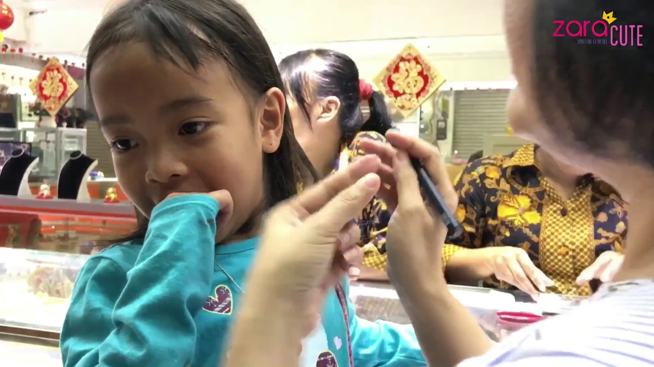 Pengalaman Pertama Zara Cute memakai Anting | Zara's First Earring