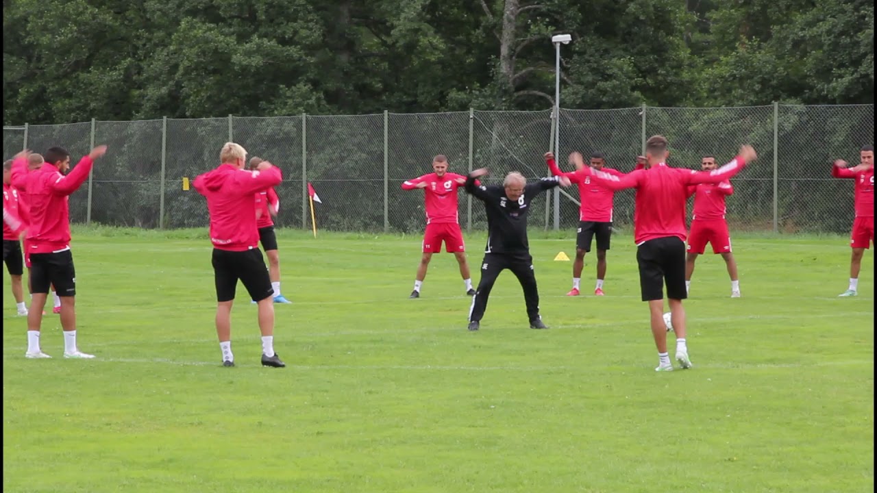 Stisse värmer upp laget före fredagens träningspass