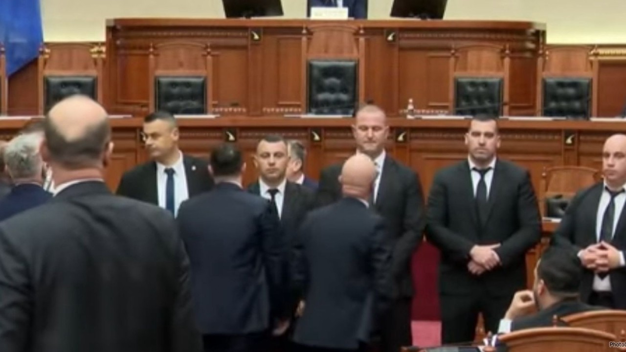 Legen, i pafytyrë.../ Gaz Bardhi i vërsulet Taulant Ballës në Kuvend/ Mbyllet seanca