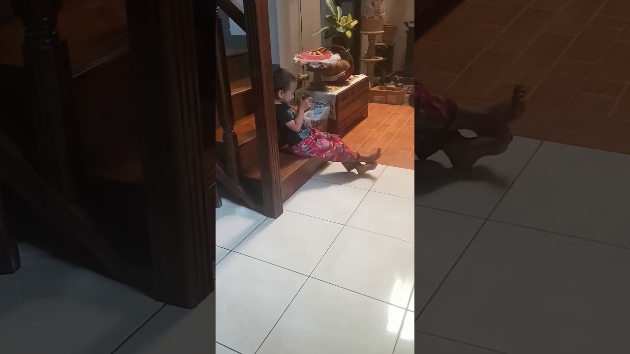 Duduk main tetap sambil melafalkan Al Qur'an.. Barokallah shaffix