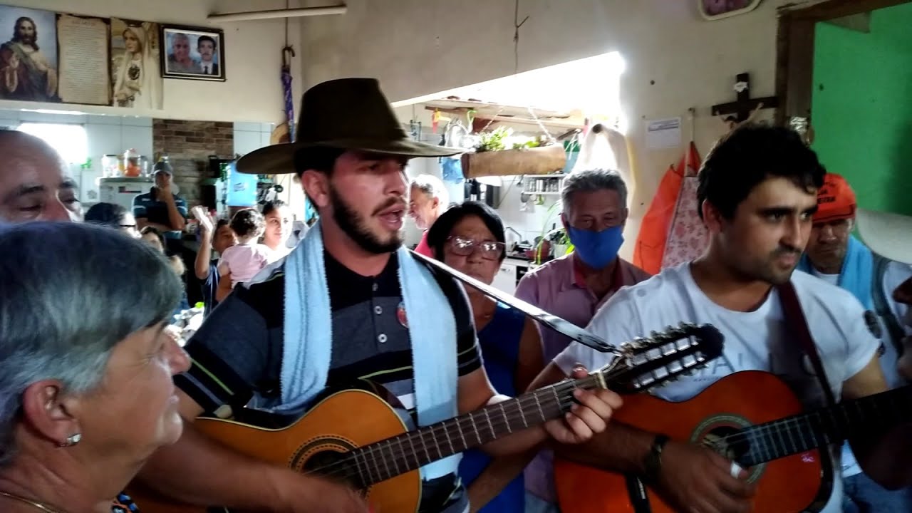 Folia de Reis Mineira de Itaguari sendo embaixada por Leandro Siqueira na saída do pouso da Tida