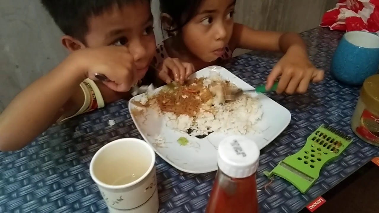 Lyryx Mhyrr and Cousin King eating