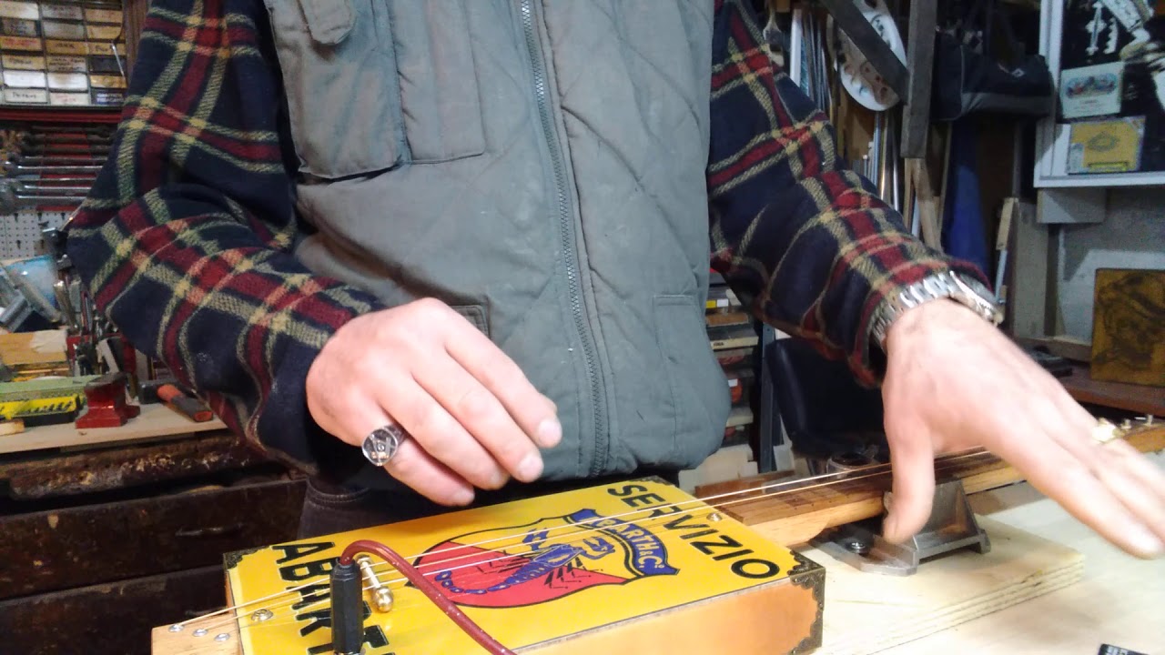 Video demo intonazione della Cigar box Guitar tre corde Open G