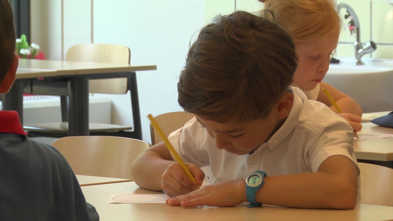 Reportage: Scholen beginnen weer, met Menkotoren op nieuwe locatie (TV Enschede)