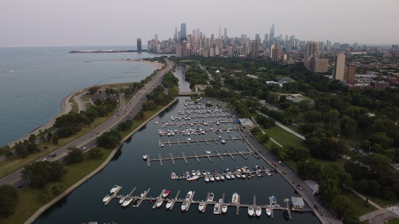 Aerial views of Chicago - Diversy Harbor [4K]