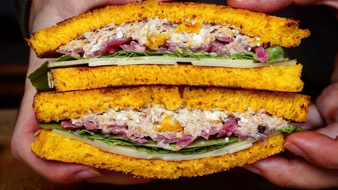 Sandwich aus Thunfisch, Eingelegten Zwiebeln und K&uuml;rbisbrot
