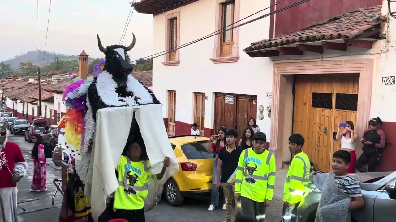Domingo de resurrección Pátzcuaro 2024 torito de carnaval de la Colonia Ibarra.