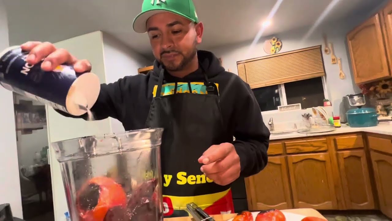 Preparando unas chuletas en salsa Roja