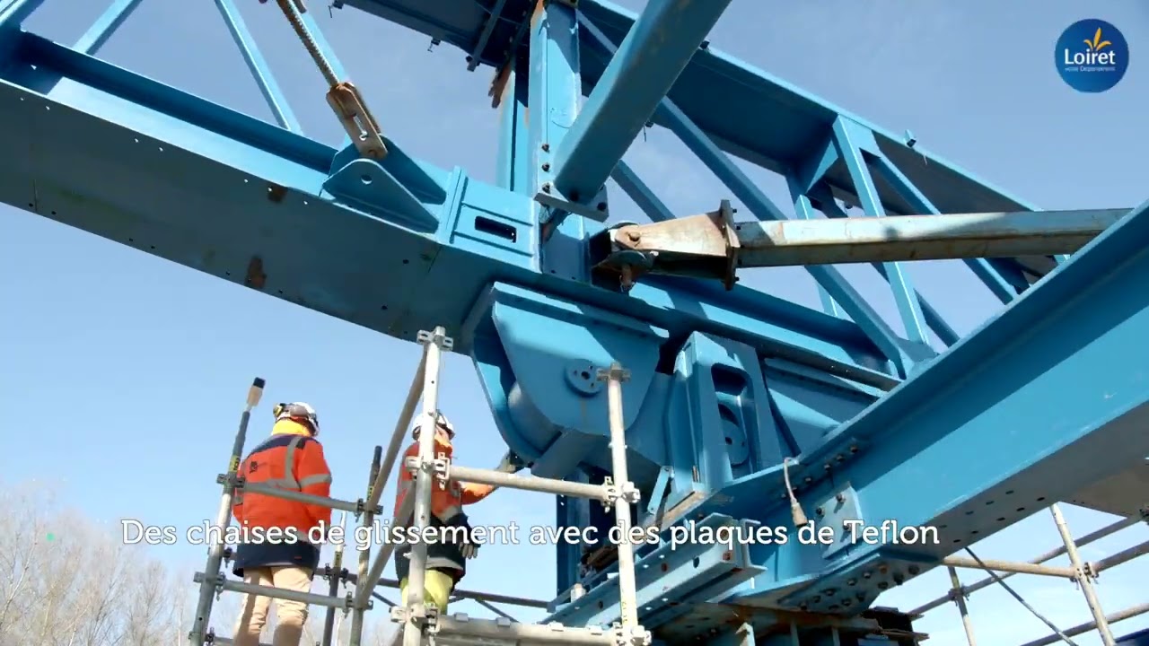 Inédit : premier lancement de la charpente métallique du pont sur la Loire