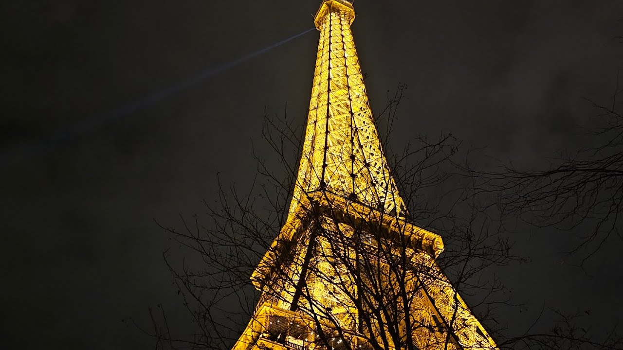 Paris Night Walk – Der Eiffelturm im Lichterglanz