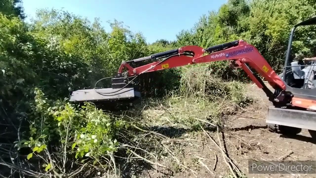 Pulizia terreno con miniescavatore kubota 27q e trincia.  Parte 1