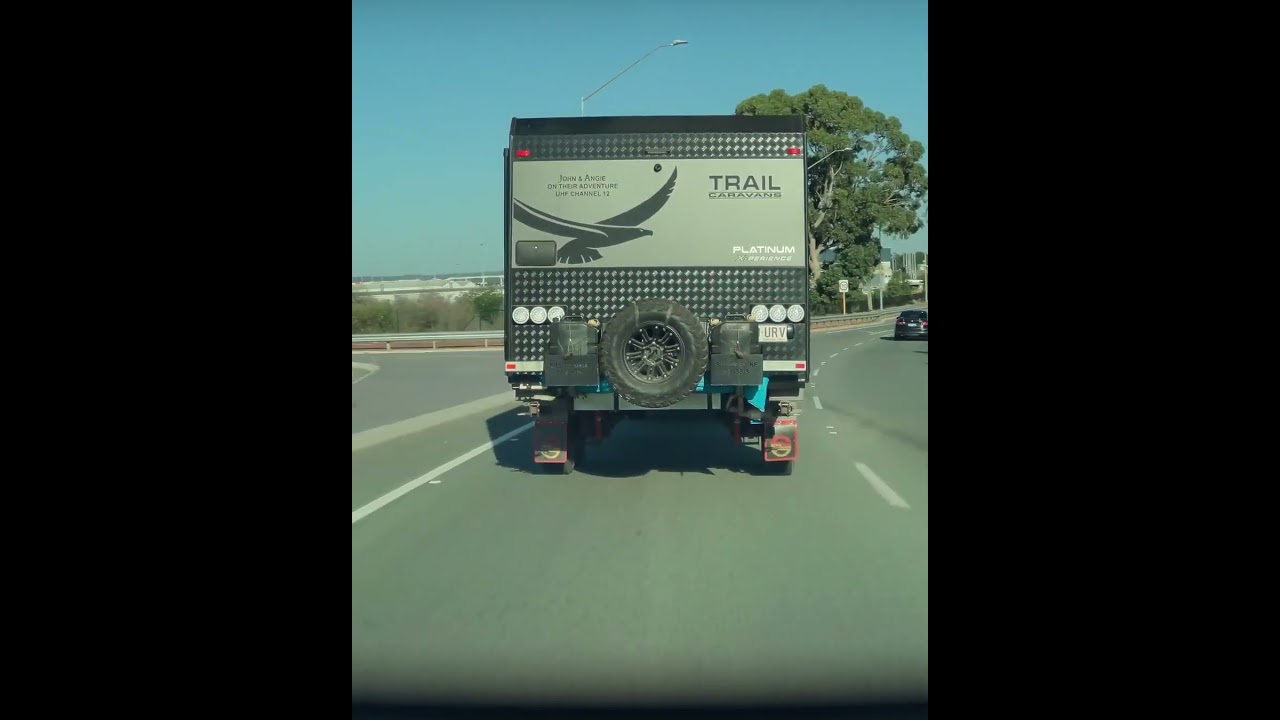 UTE and Trailer nearly clip the divider #dashcamvideo