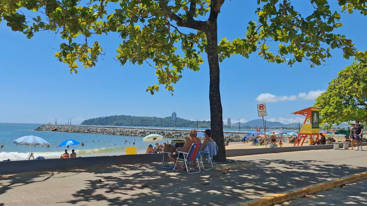 Praia Alegre Penha lotada e Praia Central Piçarras SC
