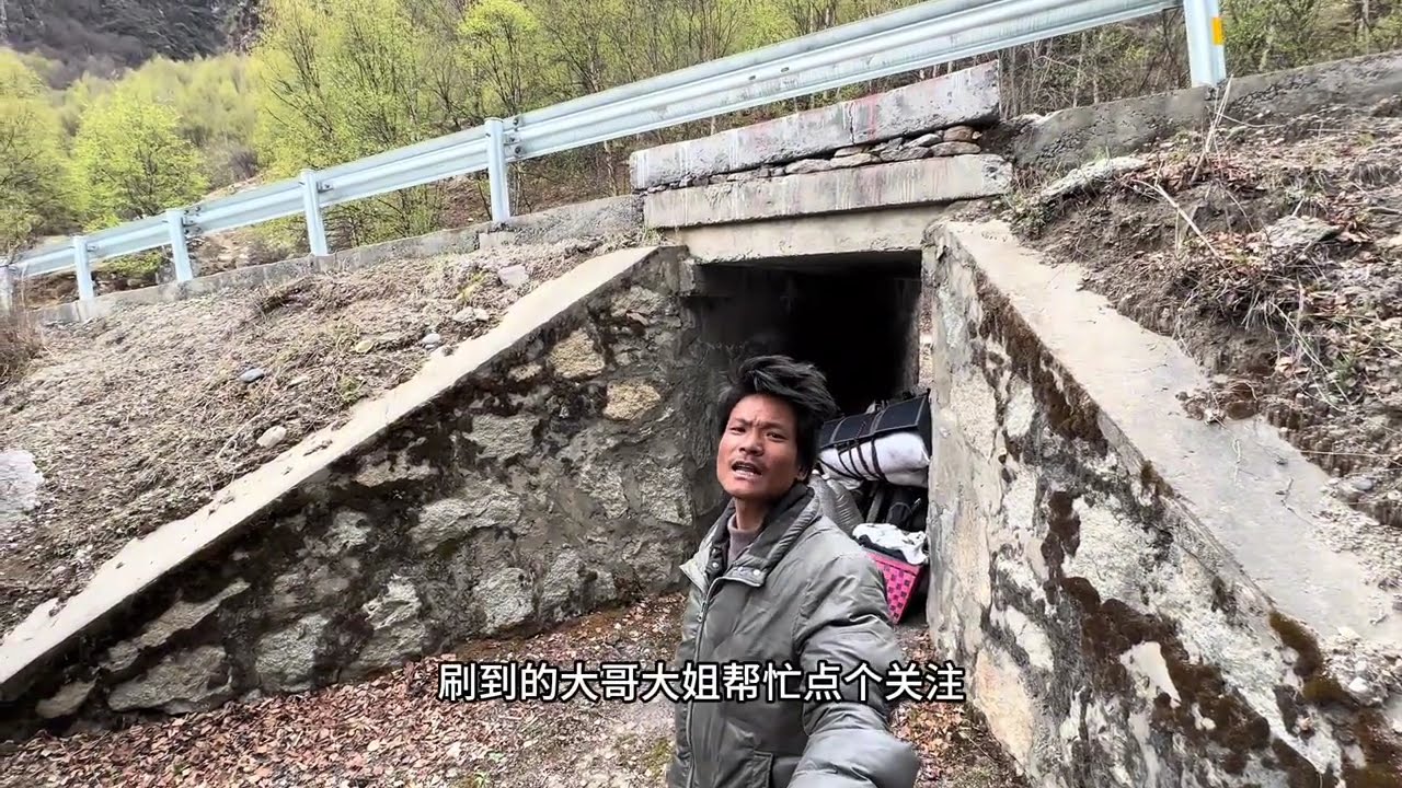 深圳骑行新疆 深圳骑行新疆今天工布江达出发半路下大雨耽误时间现在只能在荒山野岭露营一晚，希望不要熊和狼出没，加油小伙子 #现场实拍 #户外露营 #真实户外 #骑行 #身体和灵魂总有一个在路上