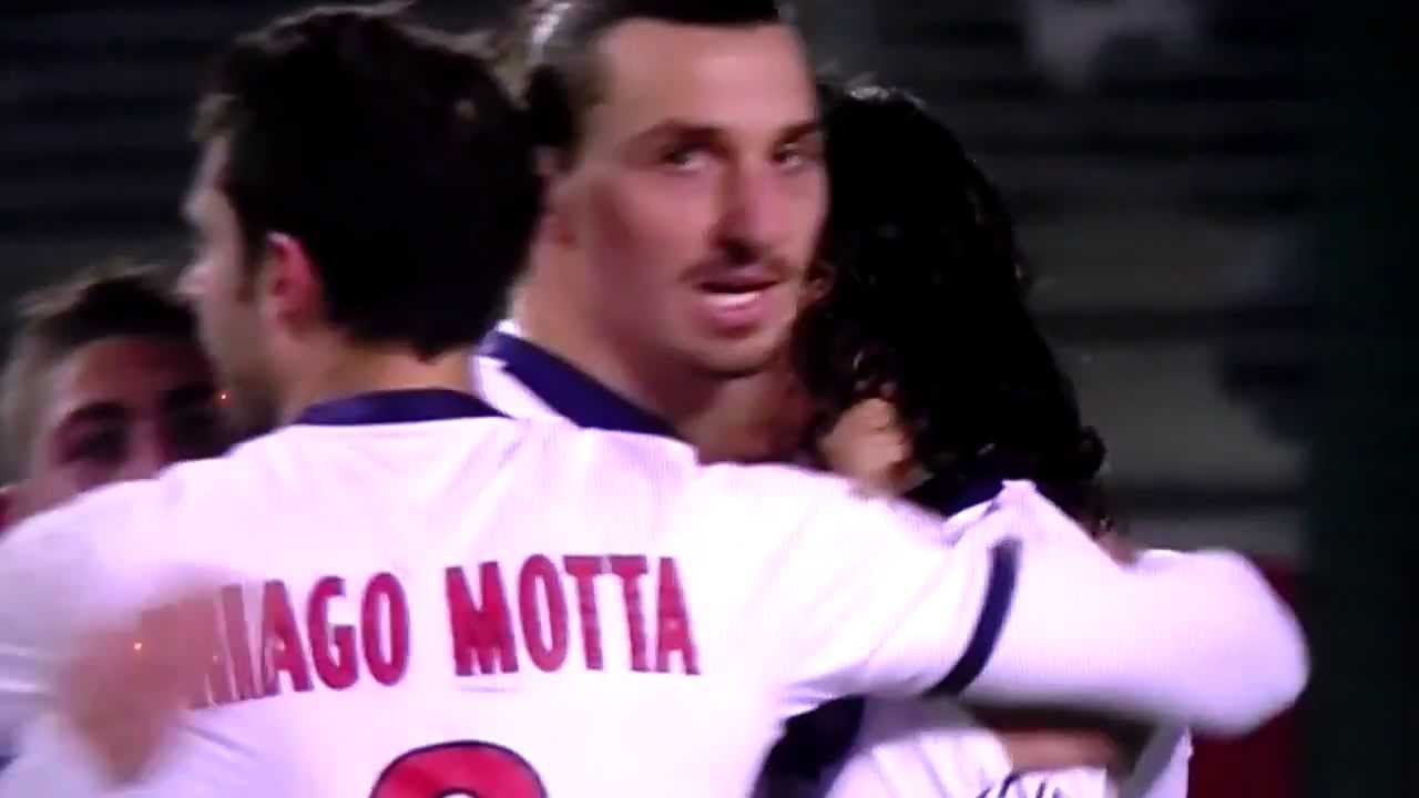 Ezequiel Lavezzi grabs Zlatan Ibrahimovic by his nose