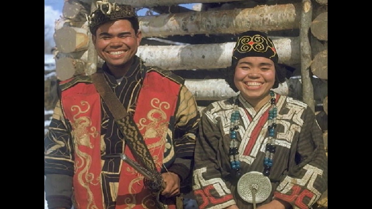 Gli Ainu dell'isola di Hokkaido (Immagini degli adoratori dell'orso) (1997)