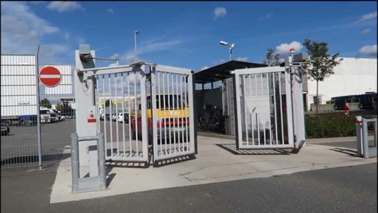 CONDAS Speedgate, Schnelllauftor, Falttor als Zufahrtskontrolle Edeka
