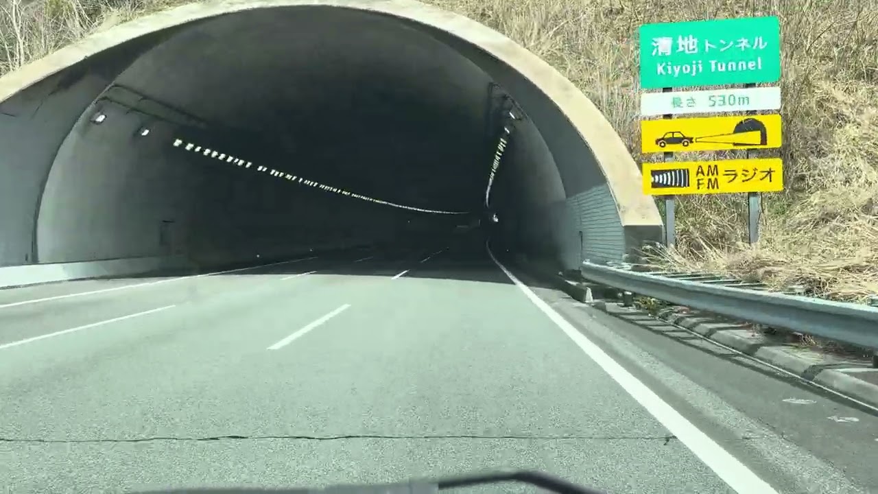 黄砂と花粉まみれの新東名高速道路