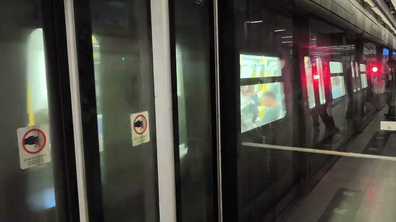 [MTR] Q-train enter Whampoa station at a high speed