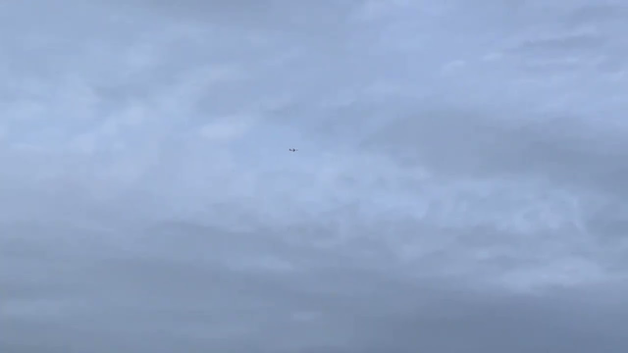 QantasLink Embraer E190AR Flies Over Neighbourhood