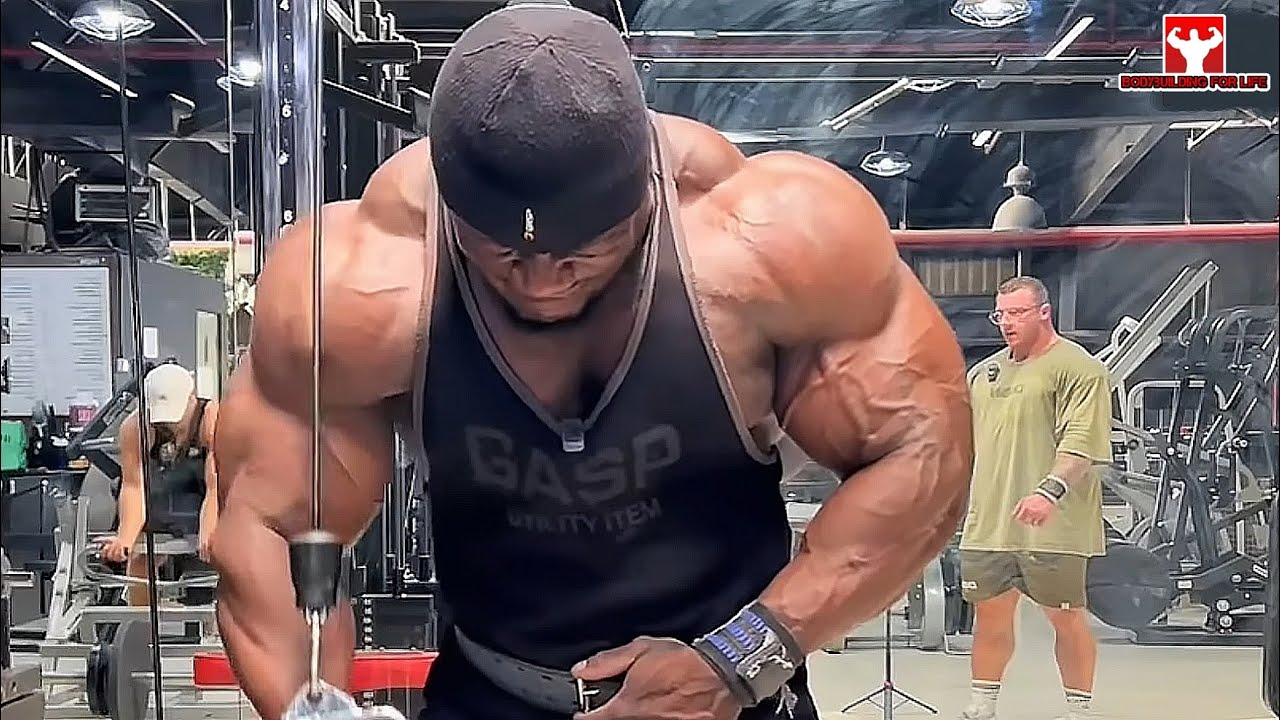 ВЫ НЕ ПОВЕРИТЕ, ПОКА НЕ УВИДИТЕ, НАСКОЛЬКО ОГРОМЕН ЭТОТ КУЛЬТУРИСТ - Эдвард Али Каргбо