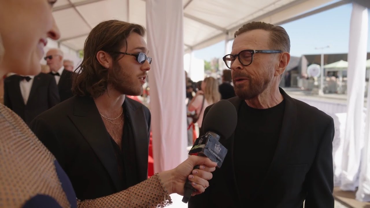 Benjamin Ingrosso och Björn Ulvaeus intervjuas på röda mattan  | TV4 & TV4 Play
