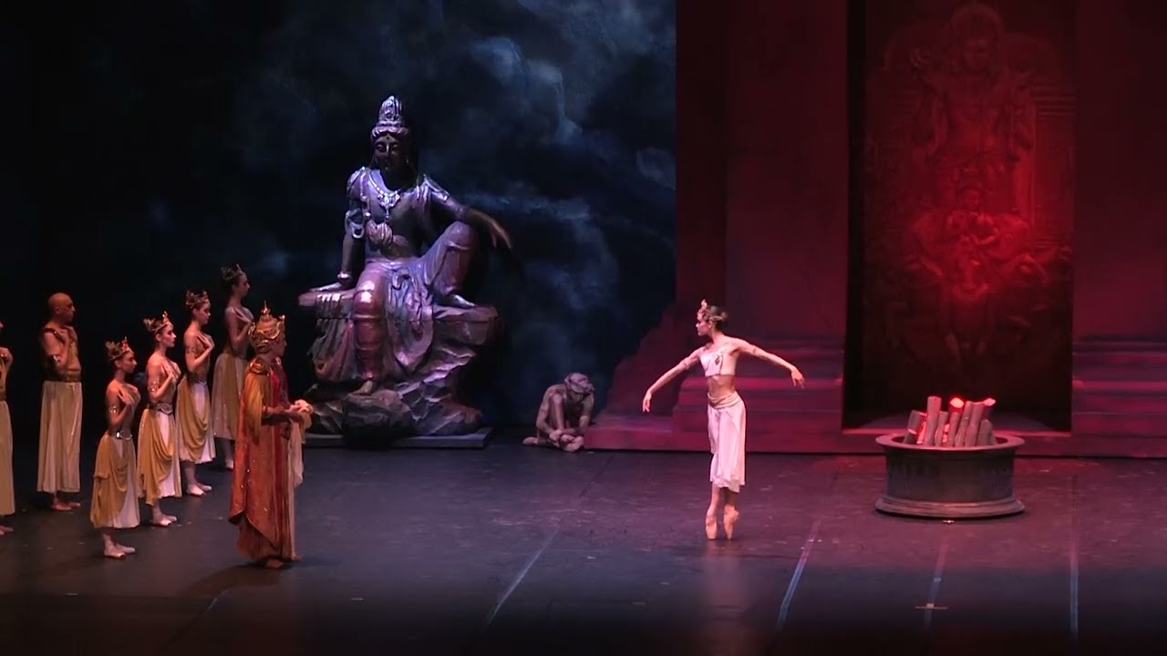 Petra Conti in La  Bayadère - first entrance 