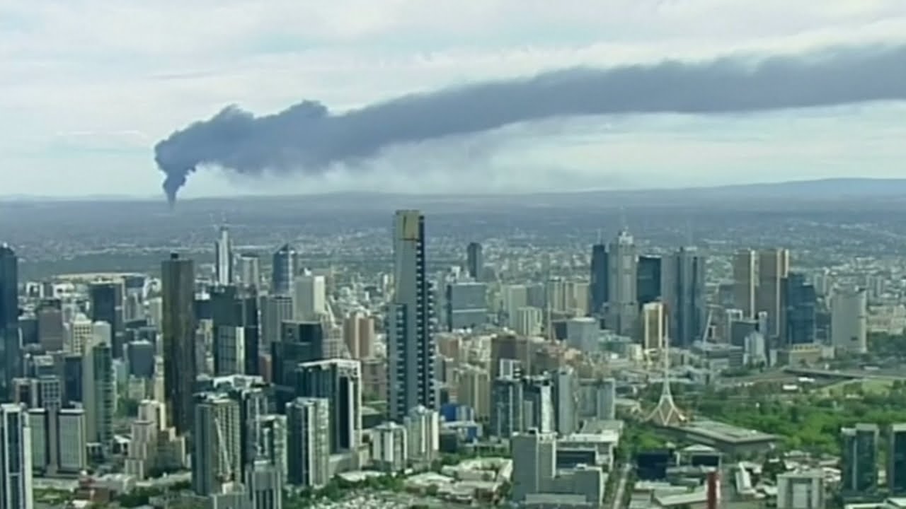 Amazing footage of 150,000 tyres on fire in Australia