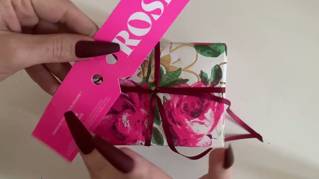 ASMR |  Lush Rose gift set unboxing 🌹 Fast tapping & scratching