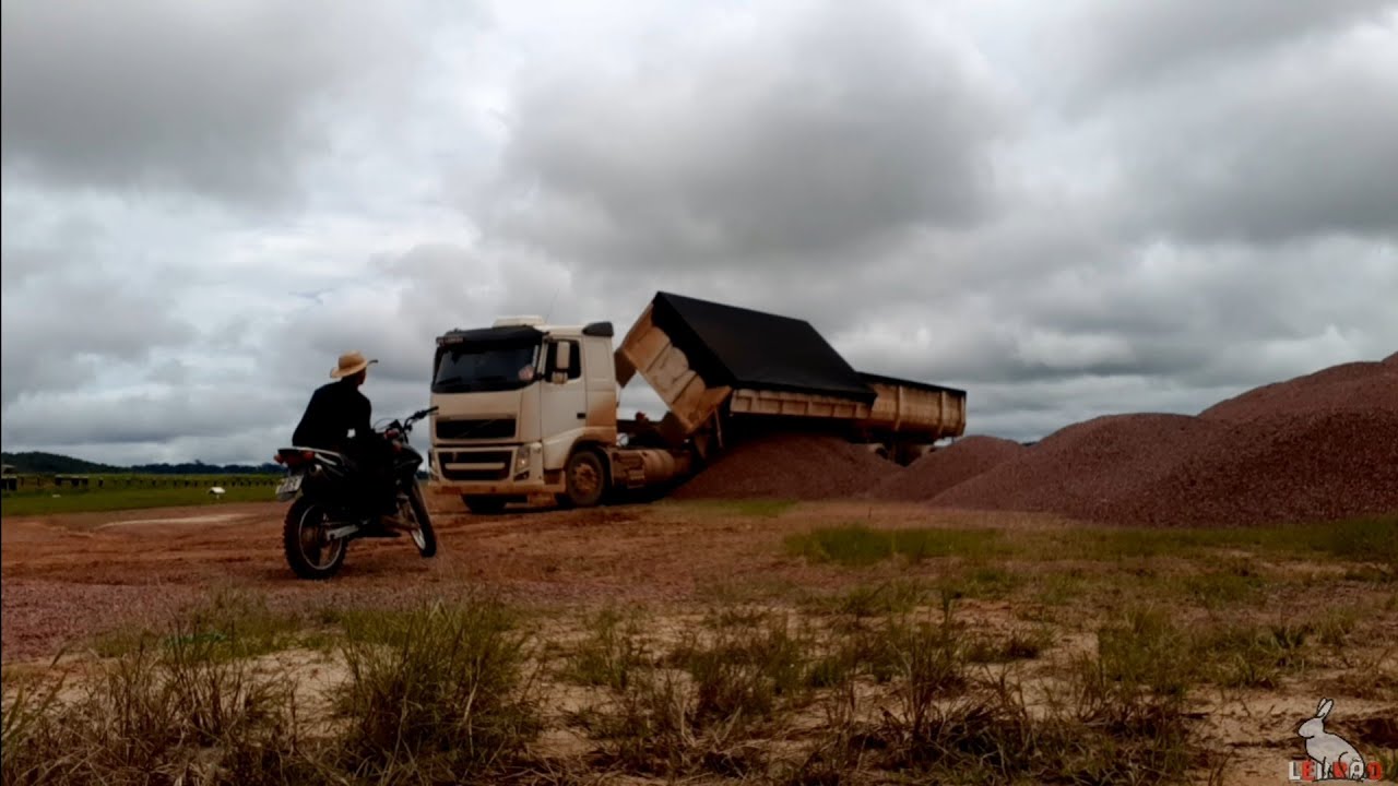 CHEGADA NA FAZENDA / DESCARREGAMENTO DA PEDRA BRITA