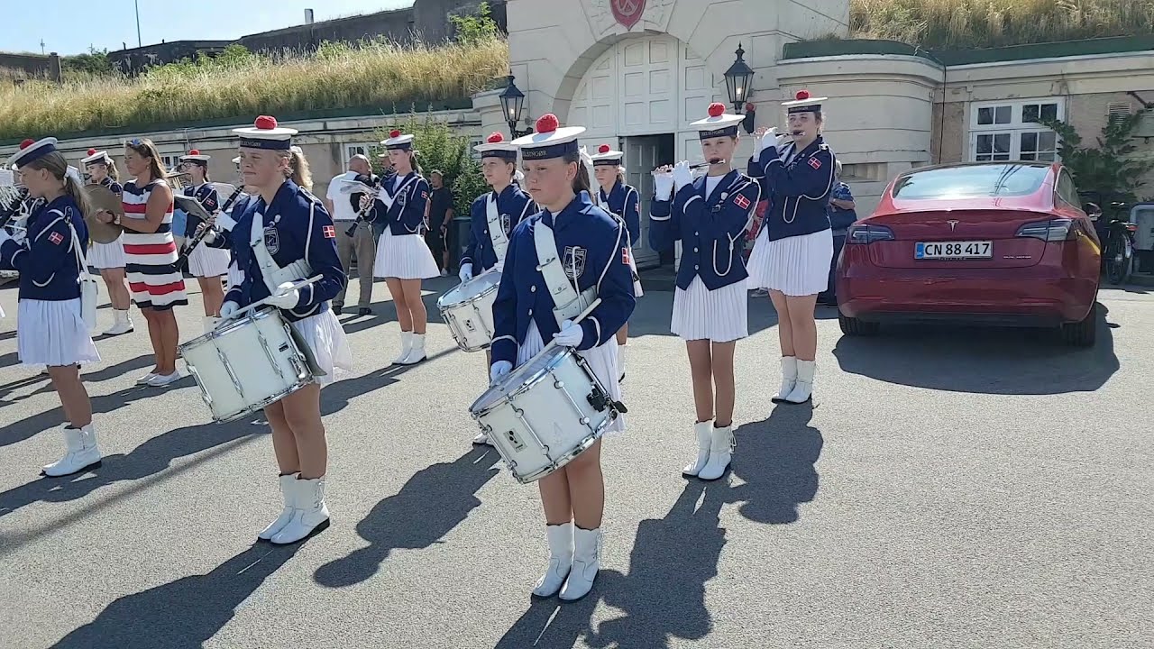 8. august 2021. Helsingør Pigegarde spiller Københavnermarch på forpladsen på Dragør Fort.