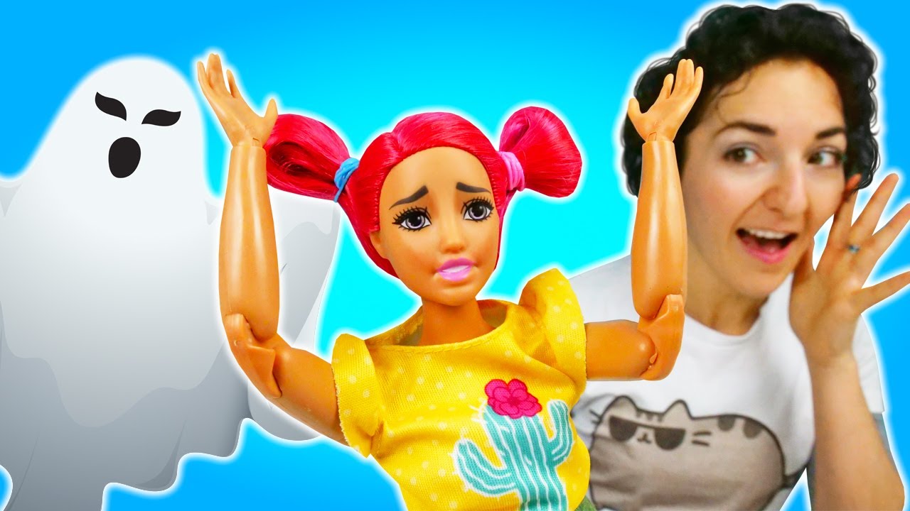 Barbie trova un fantasma in casa! Video per bambini con le bambole
