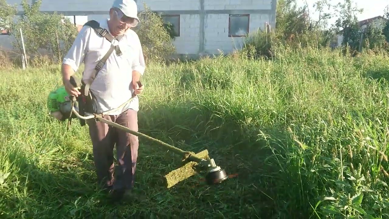 La cosit buruieni cu motocoasa de umar Tatra Garden.