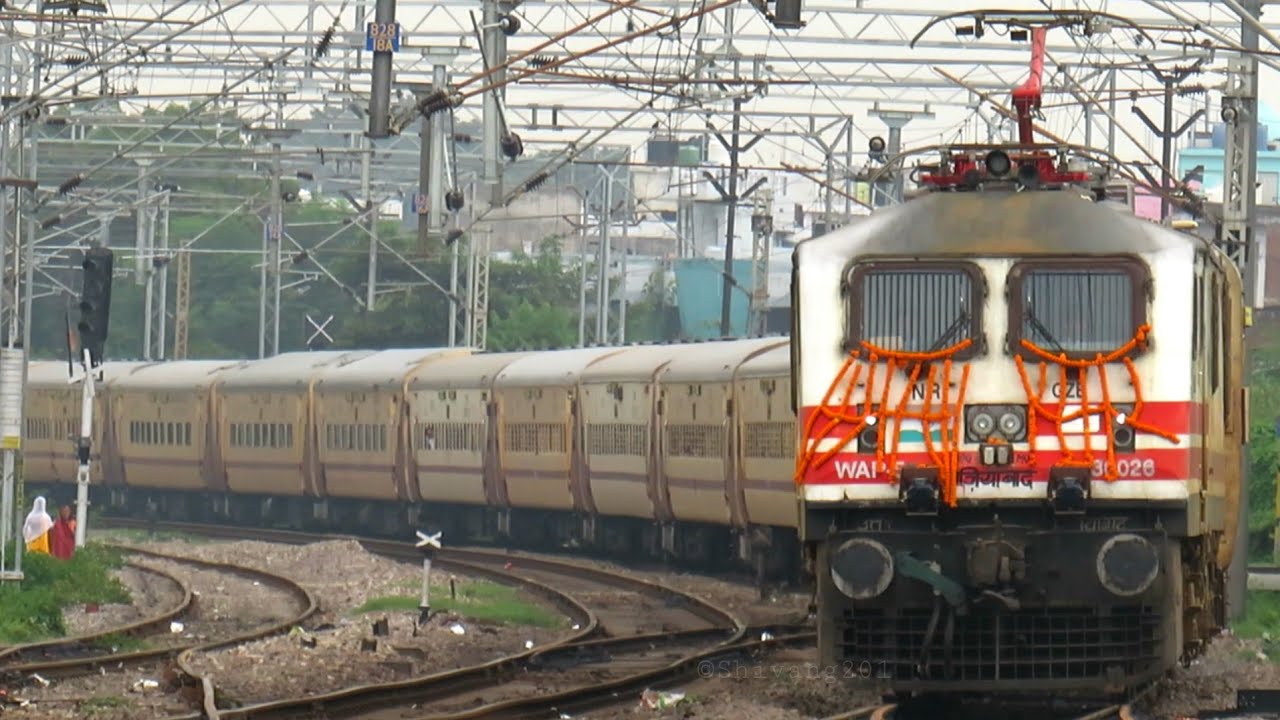 PRAYAGRAJ - BHIWANI KALINDI EXPRESS: 14723-14724 First Run || Decorated GZB WAP-5: Indian Railways