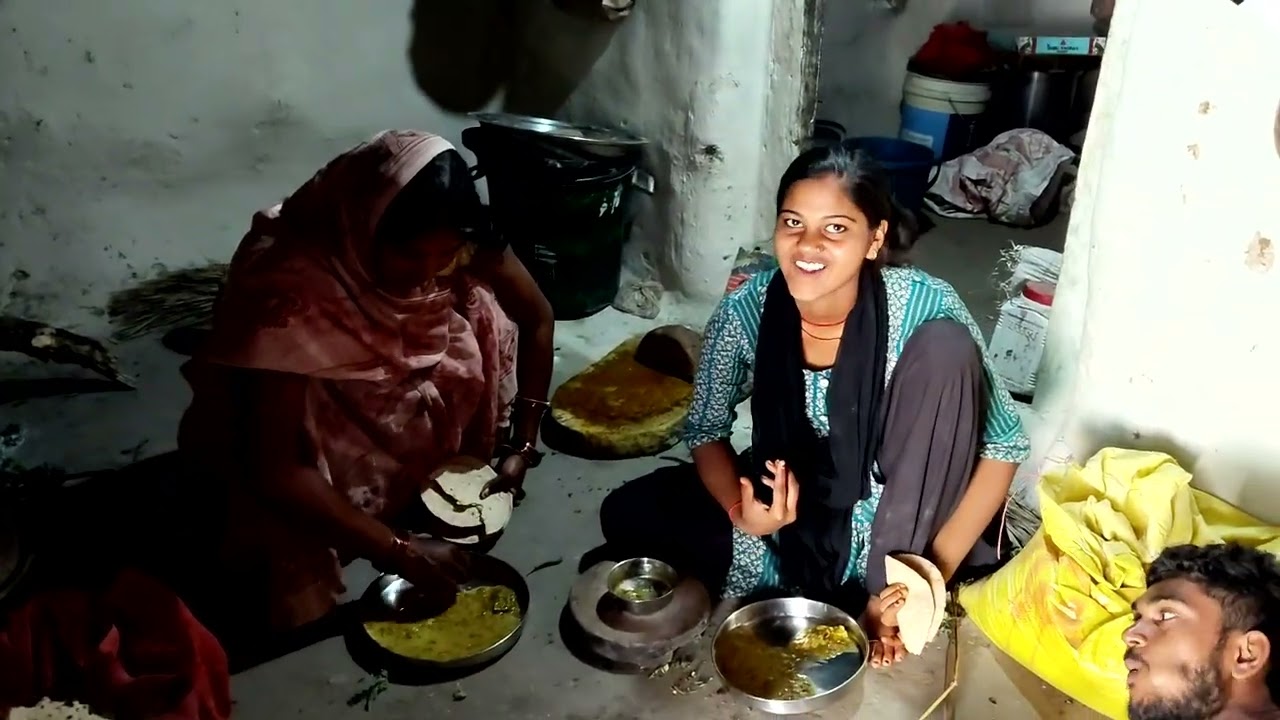 सिलिया से चटनी पीस के खा रहे हैं l और मूंग दाल के साथ #poortiprajapativlog 