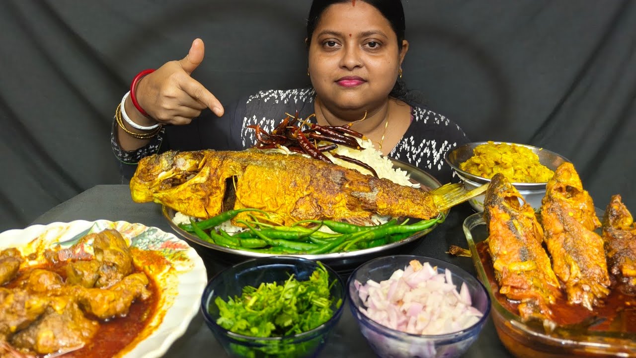 ASMR RICE SPICY CHILLI BIG SIZE FISH BHORTA SPICY FISH CURRY AND SPICY CHICKEN PARTS CURRY EATING 