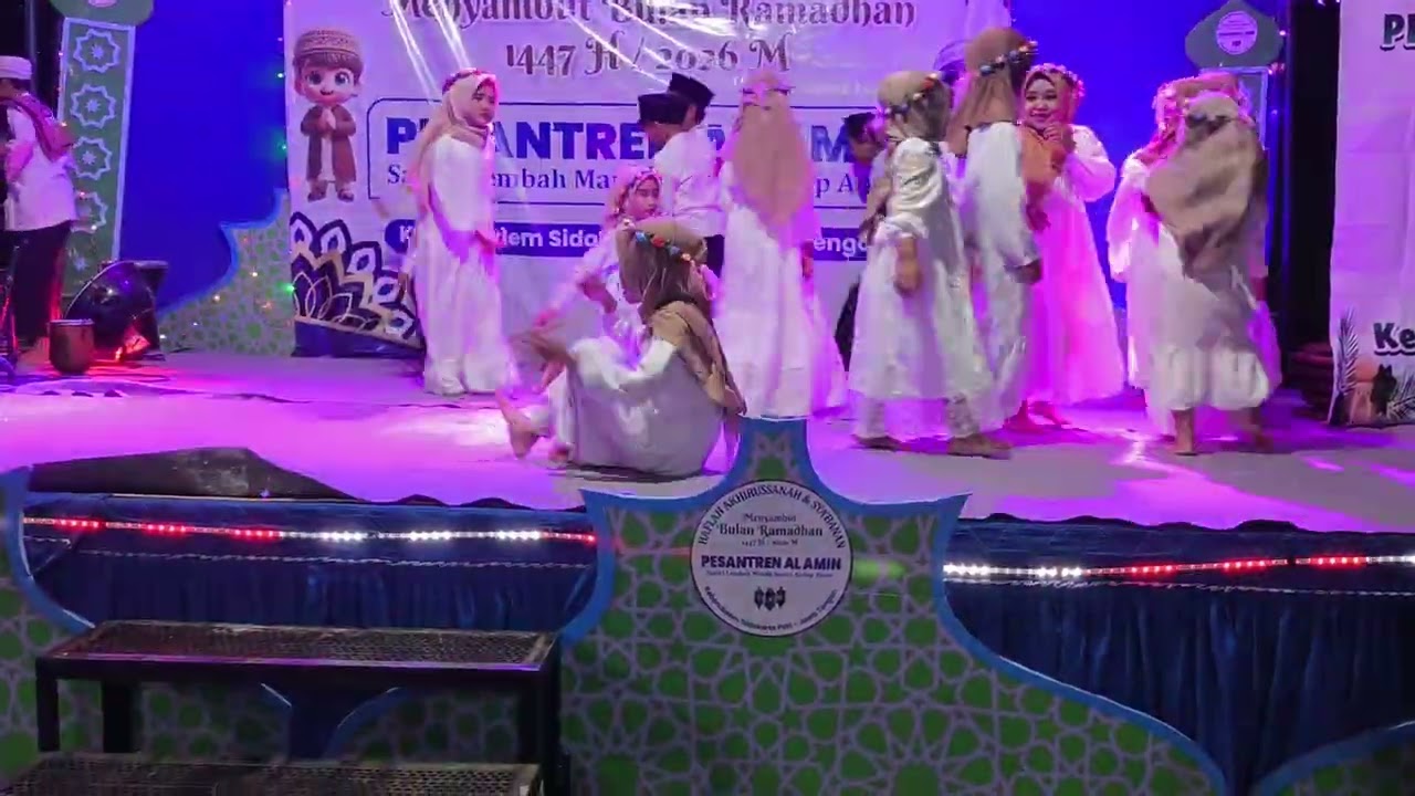 Penampilan drama santriwan dan santriwati cilik