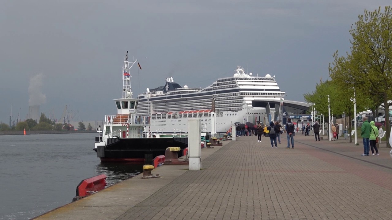 Kreuzfahrtschiffe in Warnemünde AIDAmar und MSC Magnifica