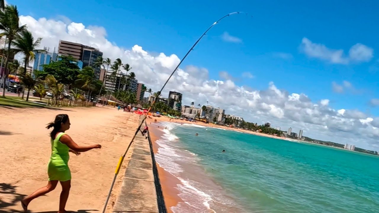 Adriana na pescaria de praia Jatiúca Maceió