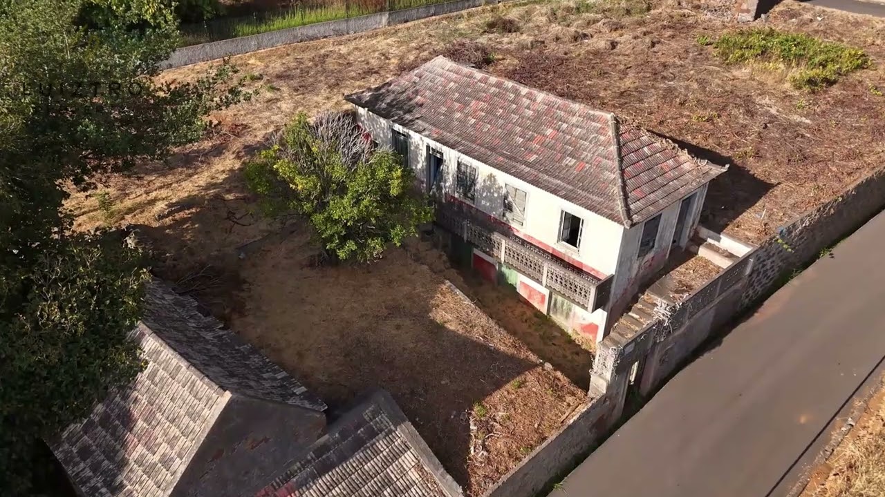 Madeiran style house with a haystack to rebuild in Fajã da Ovelha