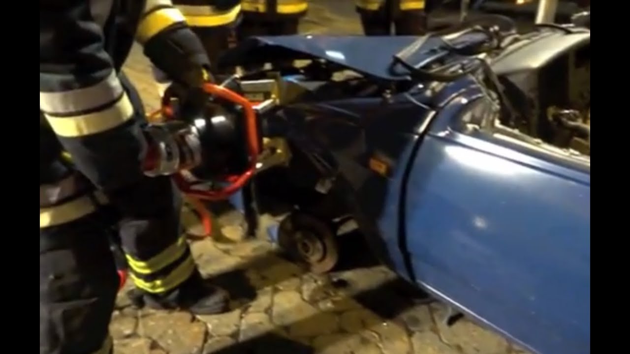 Übungsschnitte mit hydraulischer Rettungsschere und Spreizer